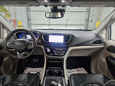 Used 2024 Chrysler Pacifica Limited image 9