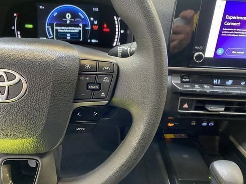 Used 2025 Toyota Camry LE FWD image 33