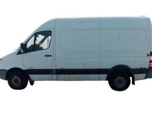 Used 2011 Freightliner Sprinter 2500 RWD image 2
