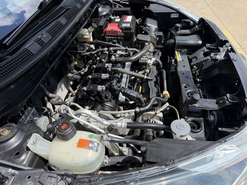 Used 2018 Nissan Kicks SV FWD image 39