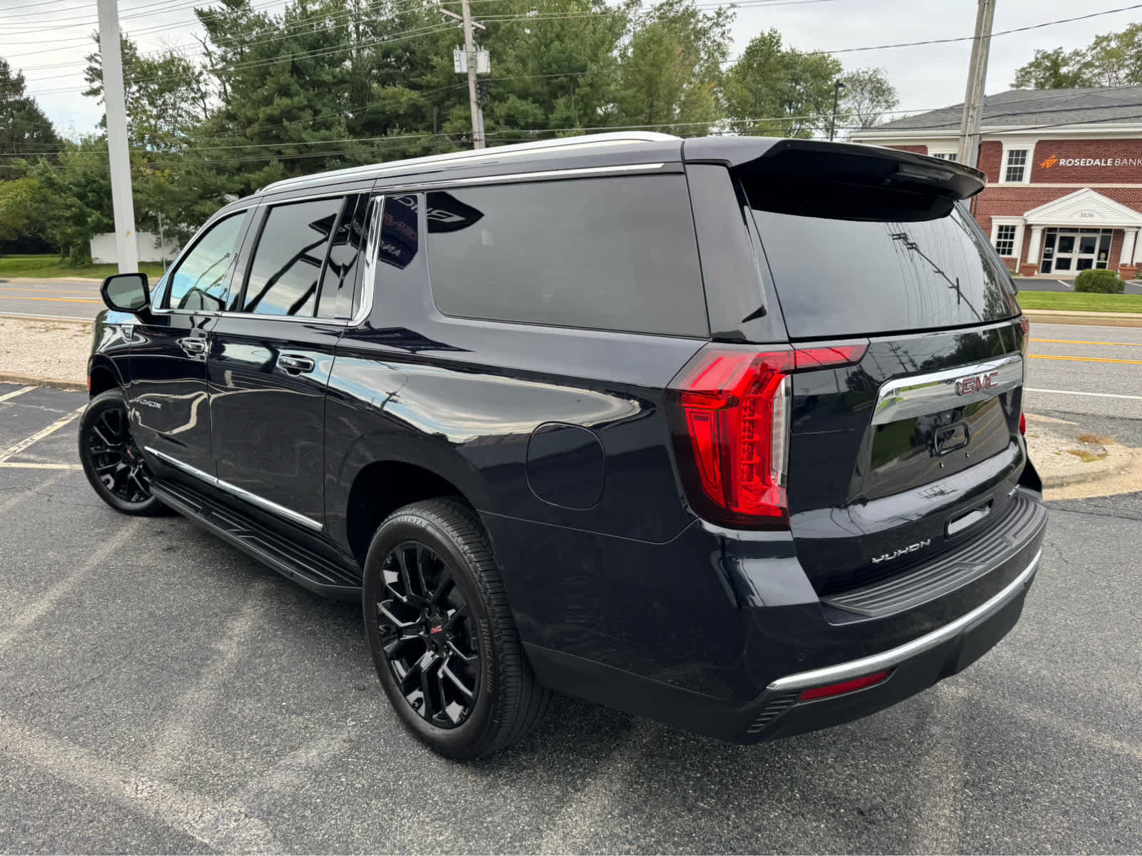 Used 2023 GMC Yukon XL SLT AWD/4WD image 4