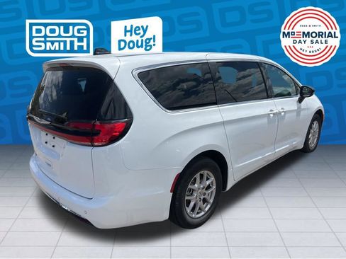 Used 2024 Chrysler Pacifica Touring-L FWD image 5