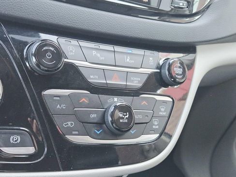 Used 2024 Chrysler Pacifica Touring-L image 29