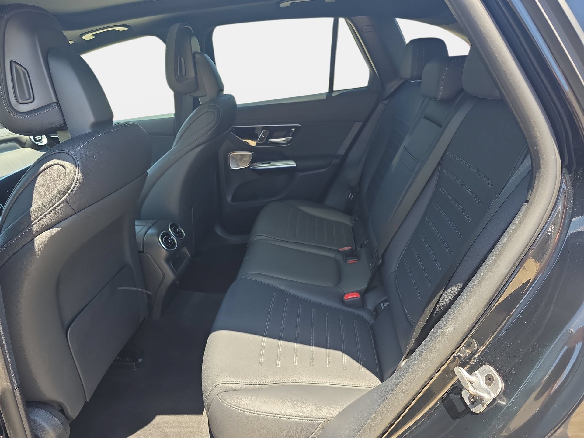 Used 2025 Mercedes-Benz GLC 300 4MATIC image 14
