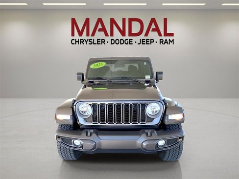 Used 2025 Jeep Gladiator Nighthawk image 3