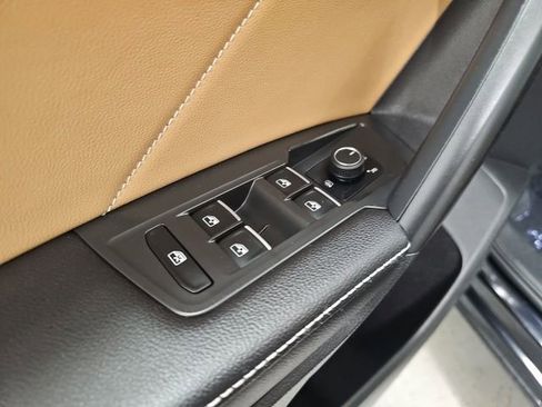 Used 2023 Volkswagen Tiguan SE w/ Panoramic Sunroof Package image 12