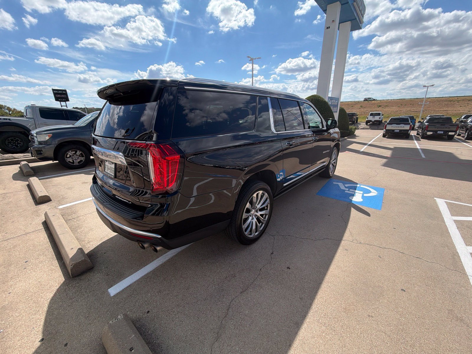 Used 2022 GMC Yukon XL Denali AWD/4WD image 16