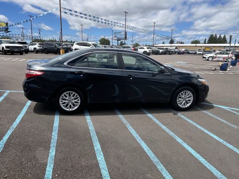 Used 2017 Toyota Camry LE FWD image 6