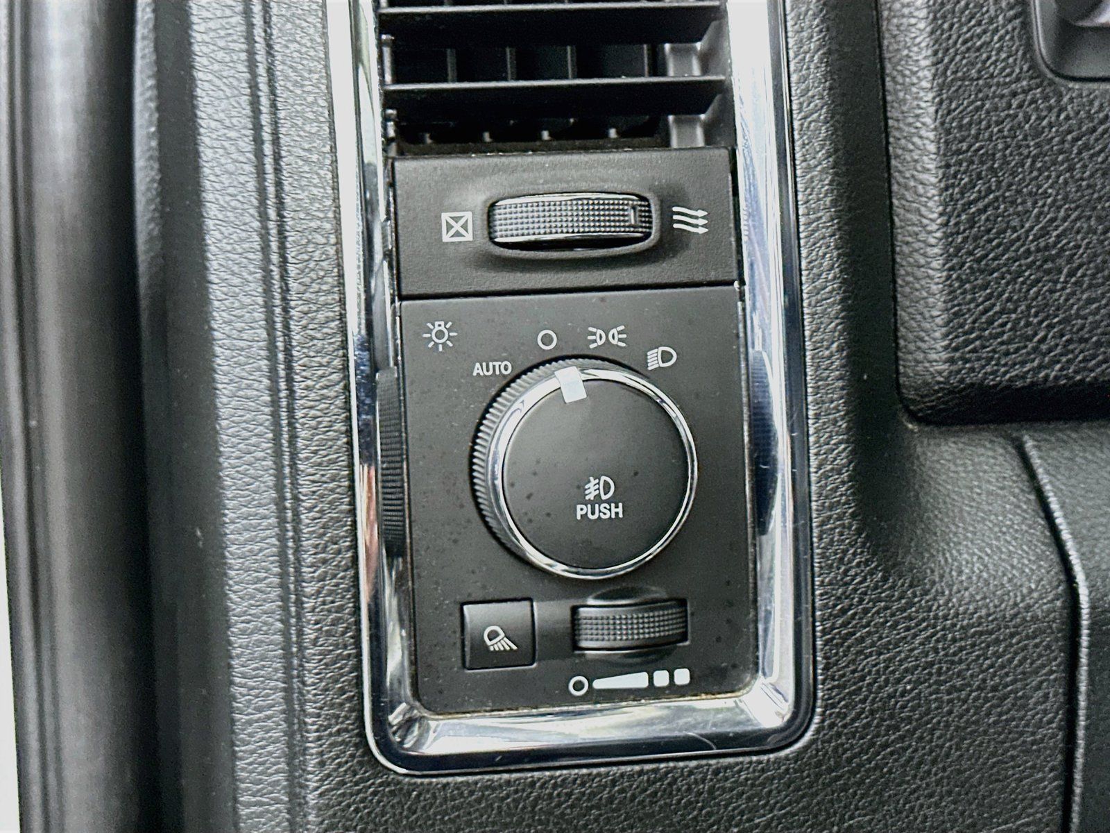 Used 2015 RAM 1500 Laramie w/ Convenience Group AWD/4WD image 11
