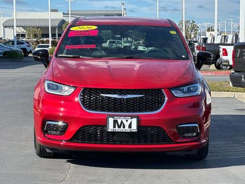 New 2026 Chrysler Pacifica Select image 2