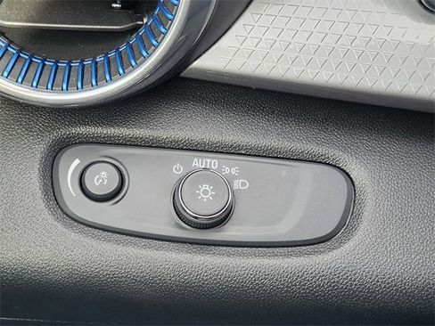 Used 2025 Chevrolet Trax LT image 31