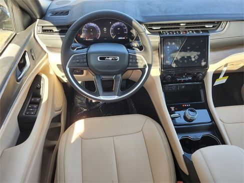 New 2025 Jeep Grand Cherokee Limited image 9