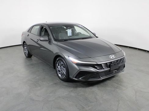 Certified 2024 Hyundai Elantra SEL FWD image 5