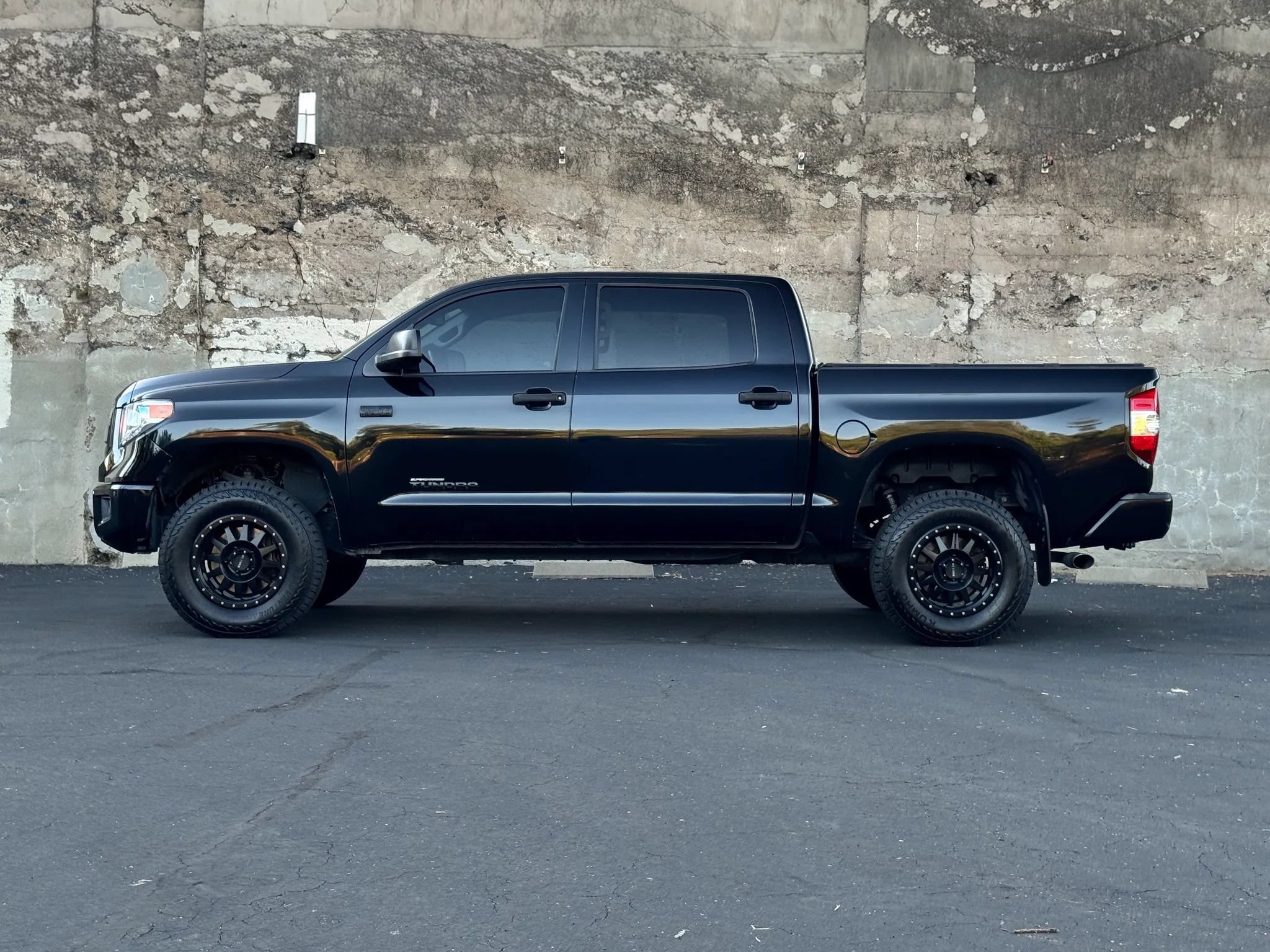 Used 2017 Toyota Tundra Limited w/ Limited Premium Package RWD image 13