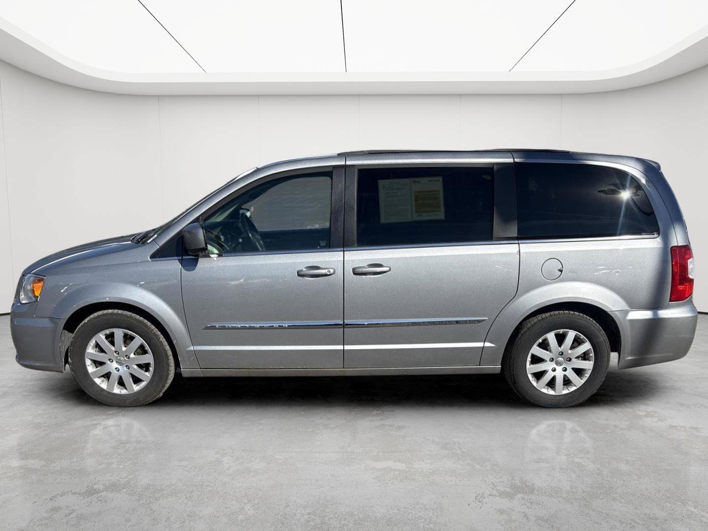 Used 2015 Chrysler Town & Country Touring FWD image 7