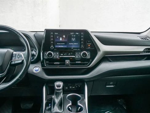 Used 2021 Toyota Highlander XLE image 12