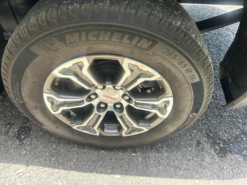 Used 2025 GMC Sierra 1500 SLT AWD/4WD image 9