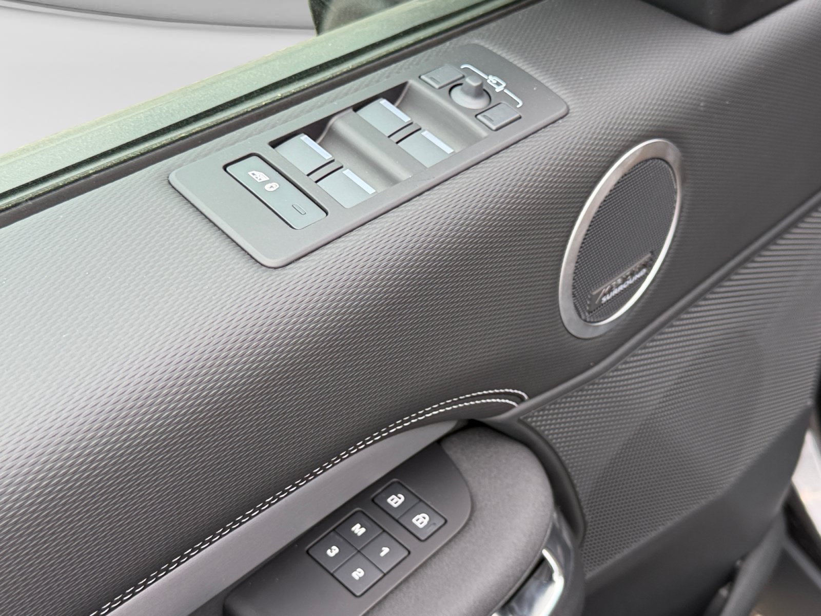 New 2026 Land Rover Discovery Dynamic SE AWD/4WD image 13