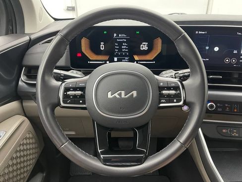 Used 2025 Kia Carnival FWD image 19