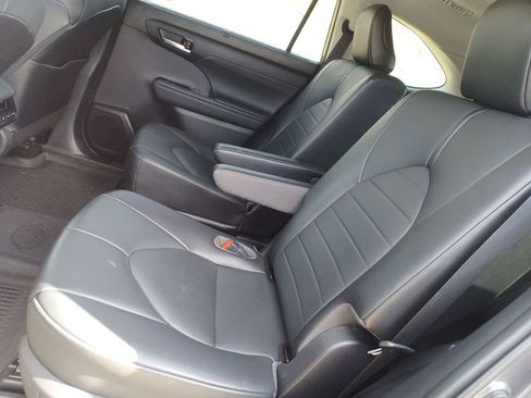 Used 2021 Toyota Highlander XLE image 24