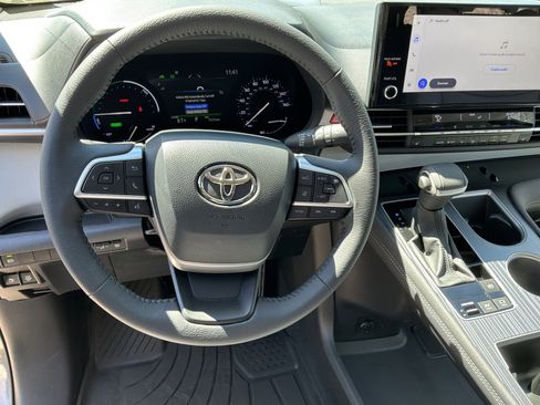Used 2025 Toyota Sienna XLE image 19