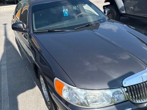 Used 1998 Lincoln Town Car Signature RWD image 6