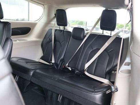 Used 2024 Chrysler Pacifica Touring-L FWD image 26