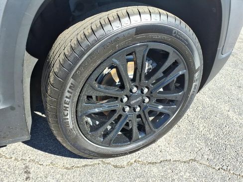 Used 2022 GMC Acadia SLT w/ Elevation Edition image 9