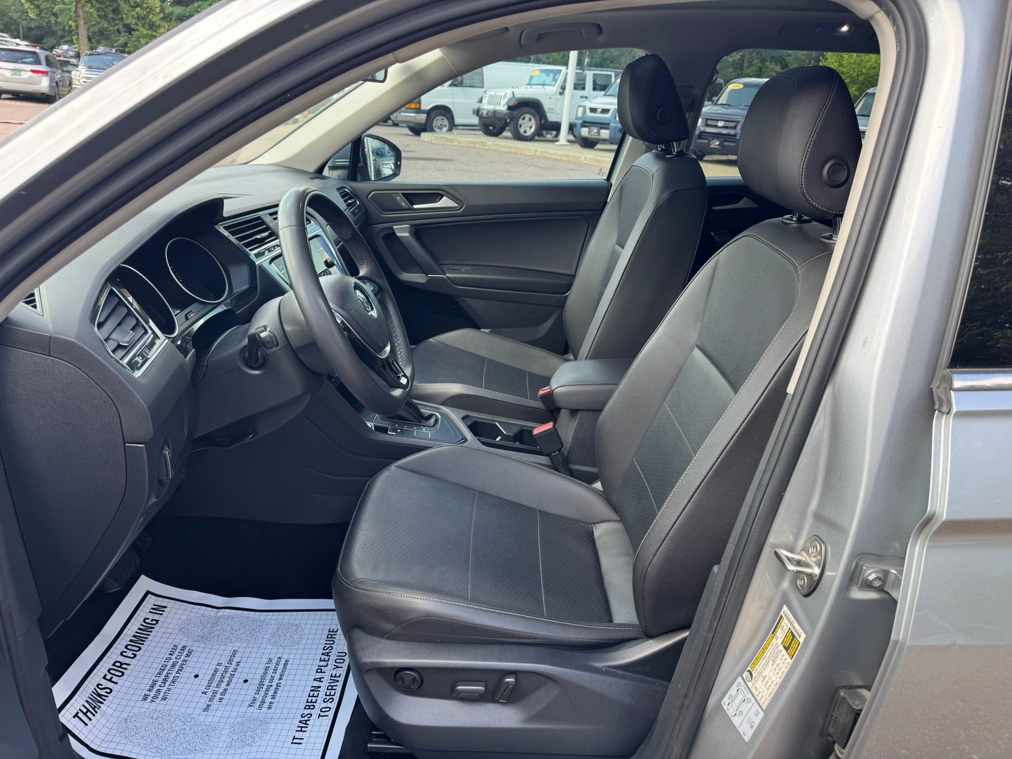 Used 2020 Volkswagen Tiguan SE w/ Panoramic Sunroof Package FWD image 8