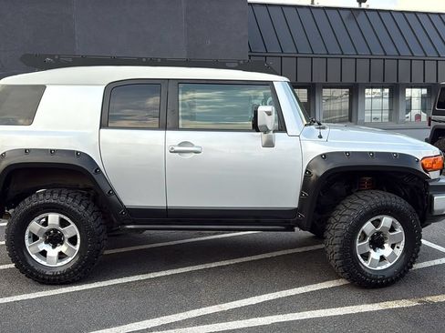 Used 2008 Toyota FJ Cruiser 4WD image 2