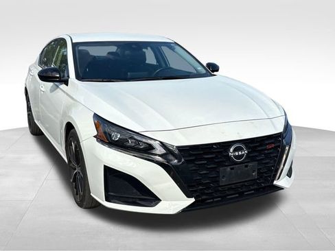 Used 2024 Nissan Altima 2.5 SR FWD image 2