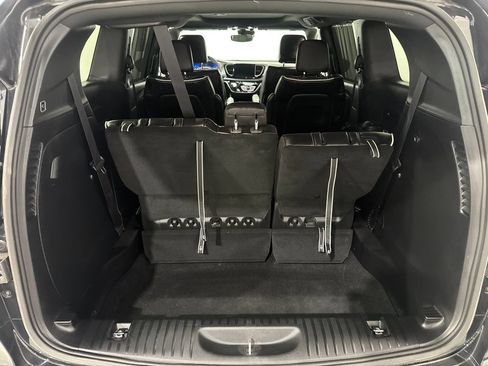 Used 2026 Chrysler Pacifica Limited FWD image 28