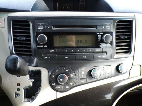 Used 2012 Toyota Sienna w/ Towing Pkg image 14