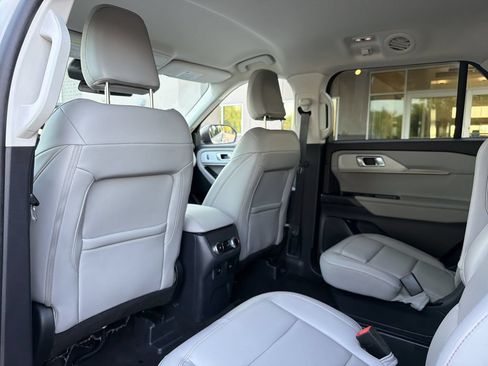 Used 2025 Ford Explorer Active w/ Active Comfort Package RWD image 18