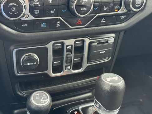 Used 2025 Jeep Wrangler Sahara image 20