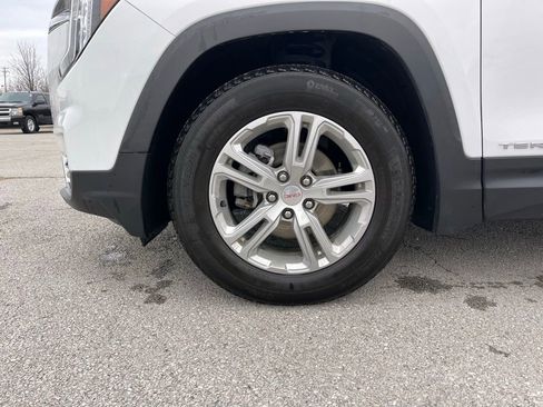 Used 2023 GMC Terrain SLE w/ Driver Convenience Package image 9