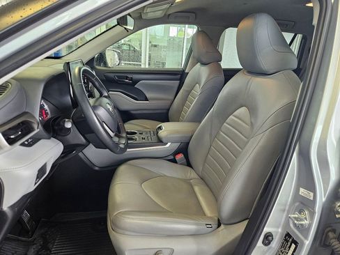 Used 2022 Toyota Highlander LE AWD/4WD image 22