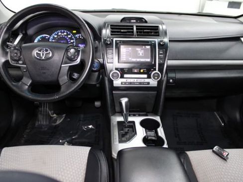 Used 2014 Toyota Camry SE image 2