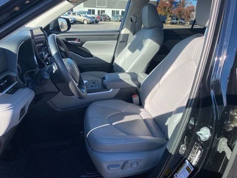 Used 2024 Toyota Highlander XLE image 13