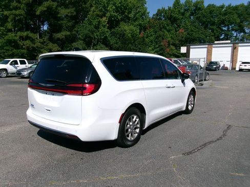 Used 2025 Chrysler Pacifica Select FWD image 6