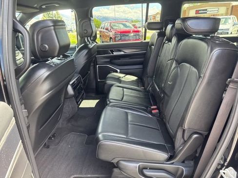 Used 2024 Jeep Wagoneer L Series II w/ Flexible Seating Group AWD/4WD image 16
