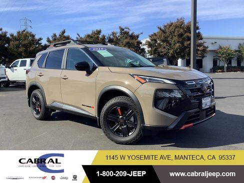 Used 2025 Nissan Rogue SV image 1