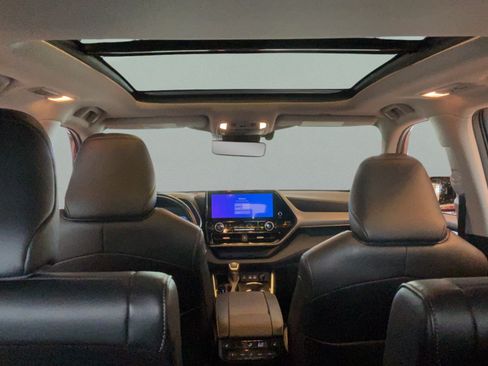 Certified 2024 Toyota Highlander Platinum AWD/4WD image 33