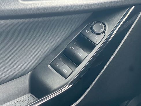 Used 2025 Chevrolet Equinox LT w/ Convenience Package II image 9