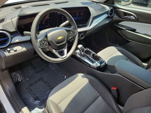 Used 2024 Chevrolet Trax LT w/ Sunroof Package FWD image 21