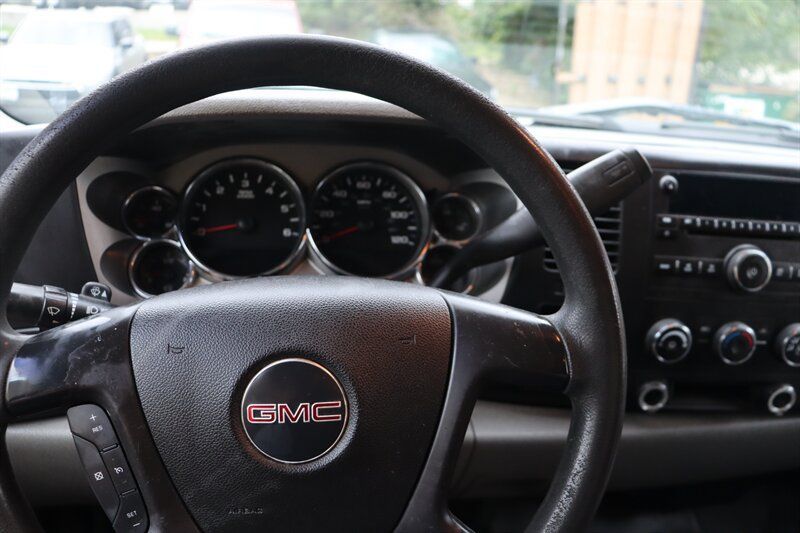 Used 2007 GMC Sierra 2500 W/T w/ Work Truck Preferred Package AWD/4WD image 9