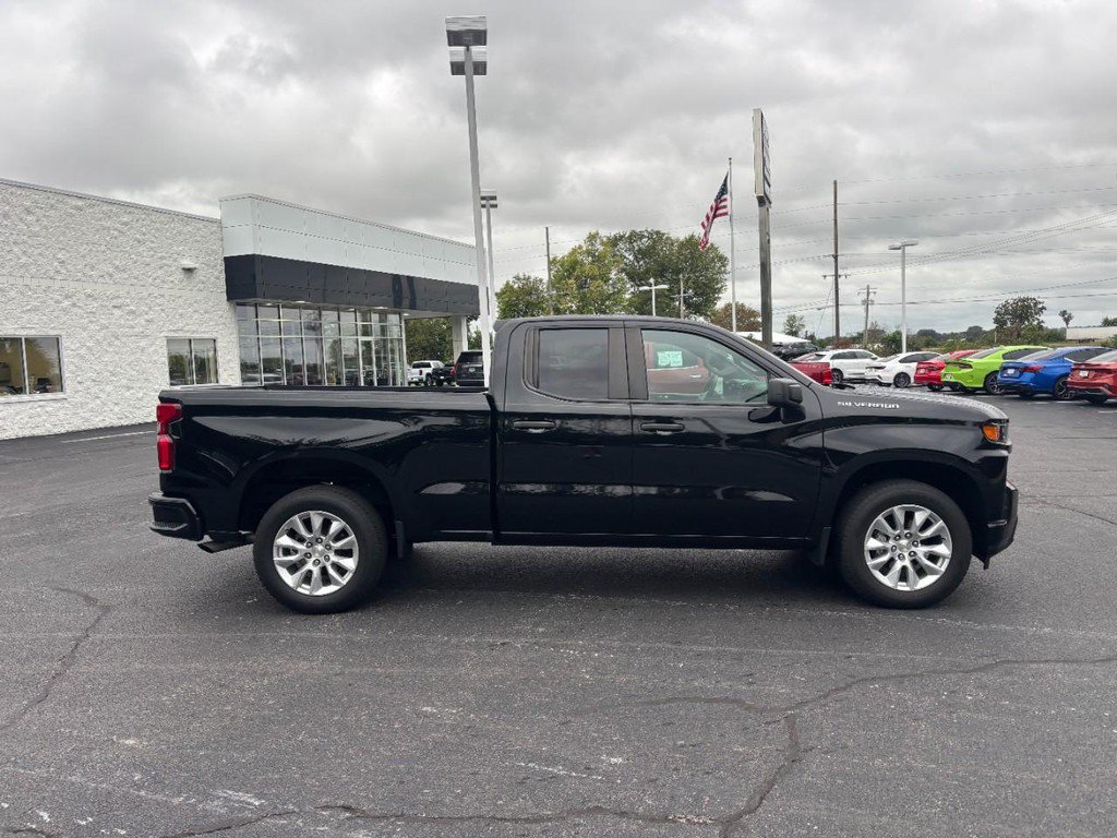 Used 2022 Chevrolet Silverado 1500 Custom w/ Safety Confidence Package RWD image 2