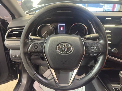 Used 2020 Toyota Camry SE w/ Sunroof Package image 17