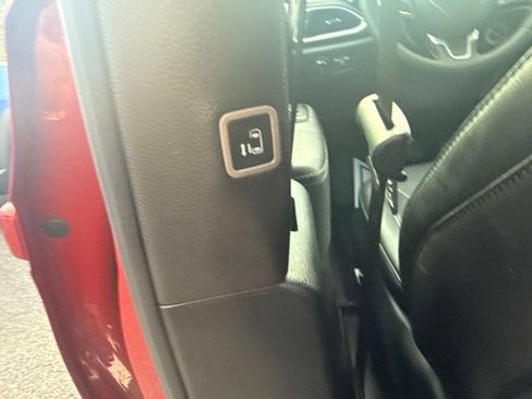 Used 2025 Chrysler Pacifica Select FWD image 17