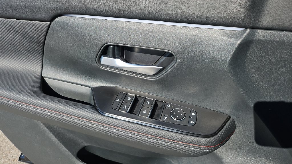 Used 2026 Nissan Kicks SR FWD image 3